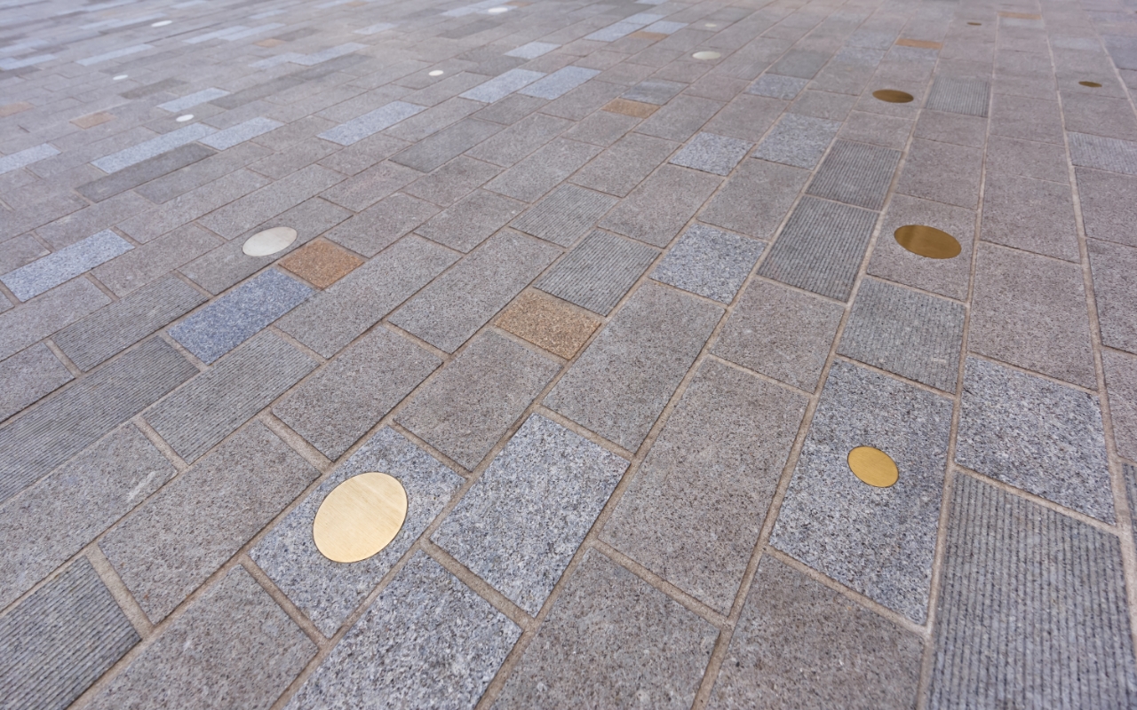 Alte Potsdamer Straße - Goldene Metalleinlassungen im Boden