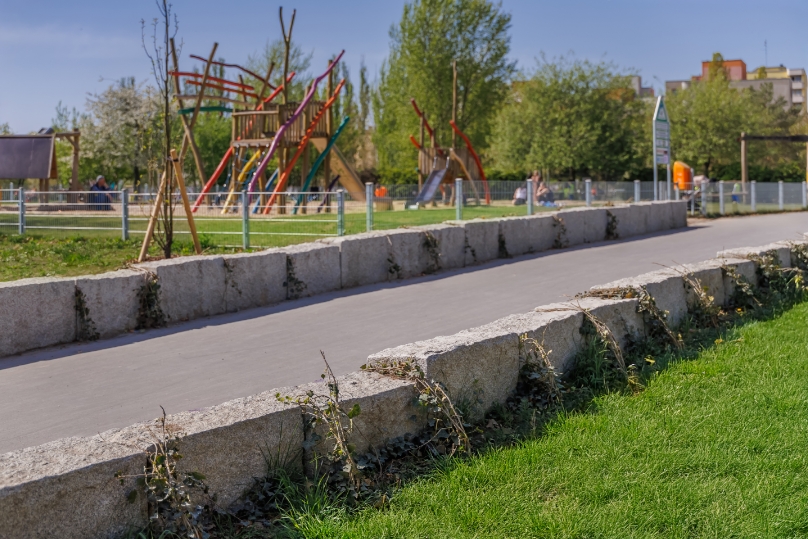 Weg und Klettergerüst