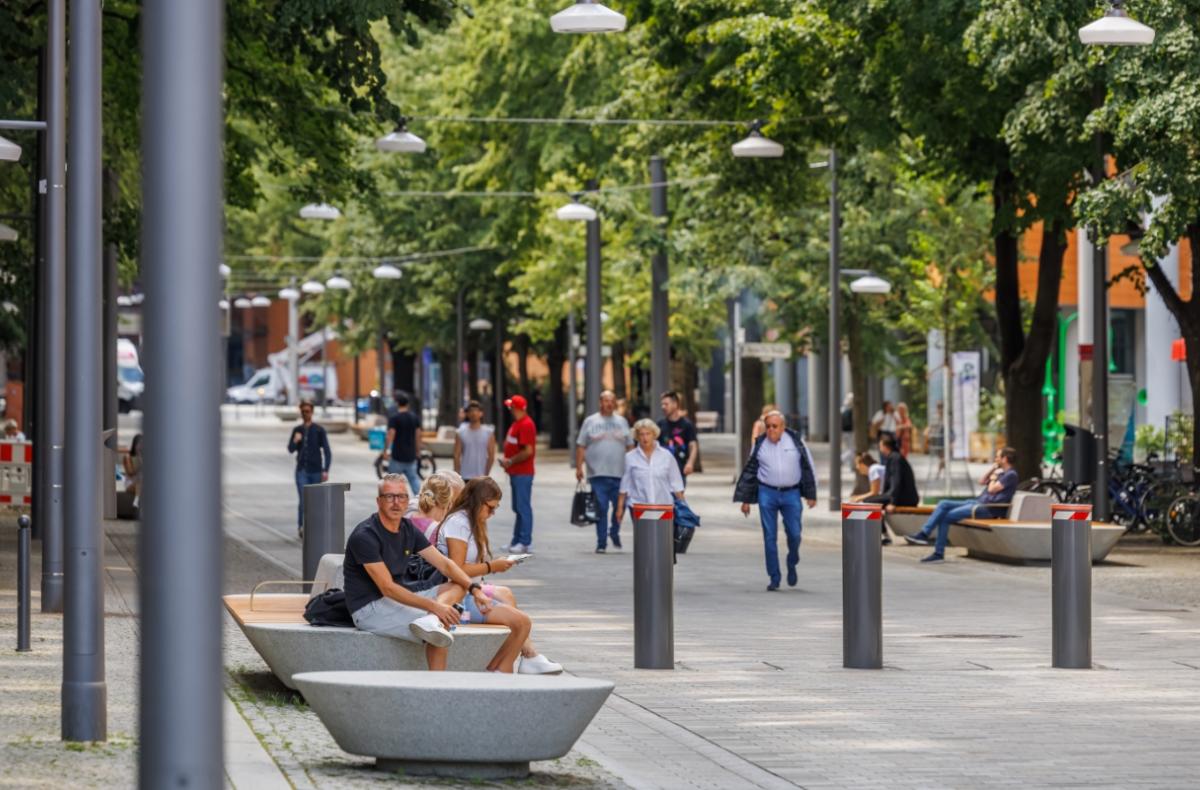 Alte Potsdamer Straße mit Passanten
