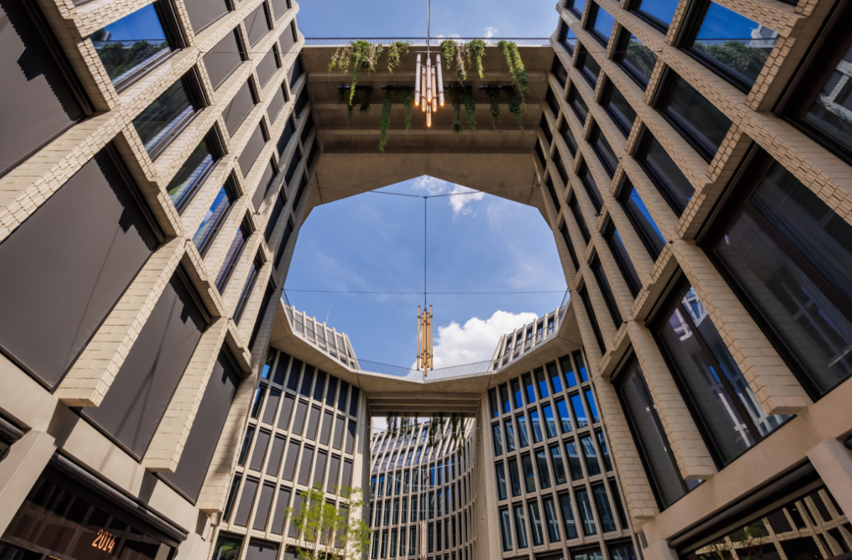 AM TACHELES - Blick zum Himmel