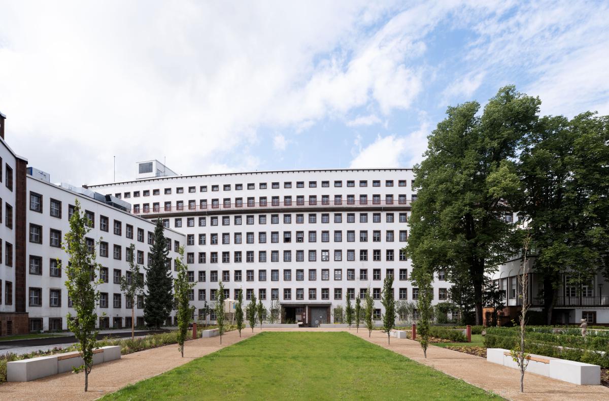 Oberpostdirektion mit Rasenfläche davor