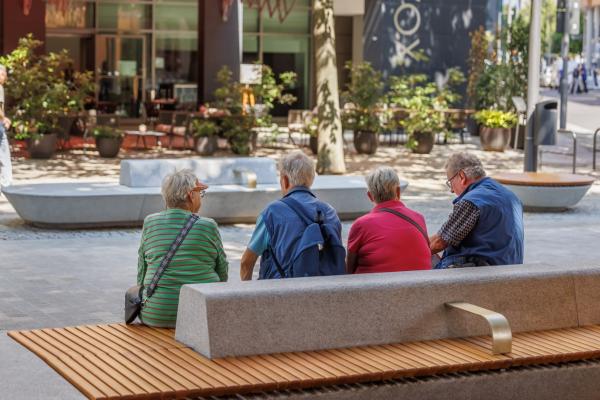 Personen sitzen auf Bank